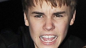 Justin Bieber şi-a scuipat un vecin şi l-a ameninţat cu moartea, dintr-un motiv de tot râsul. Vezi ce l-a supărat