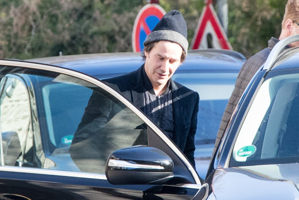 Keanu Reeves surprins în timp ce iese din hotelul său și dă autografe fanilor ( foto Profimedia )