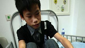 SOCANT! A fost nevoit sa mearga descult din cauza picioarelor sale de monstru! Ce viata chinuita a avut acest copil!