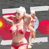 Păzea! Voluptoasa Valentina Dunca la plajă, într-un costum de baie minuscul