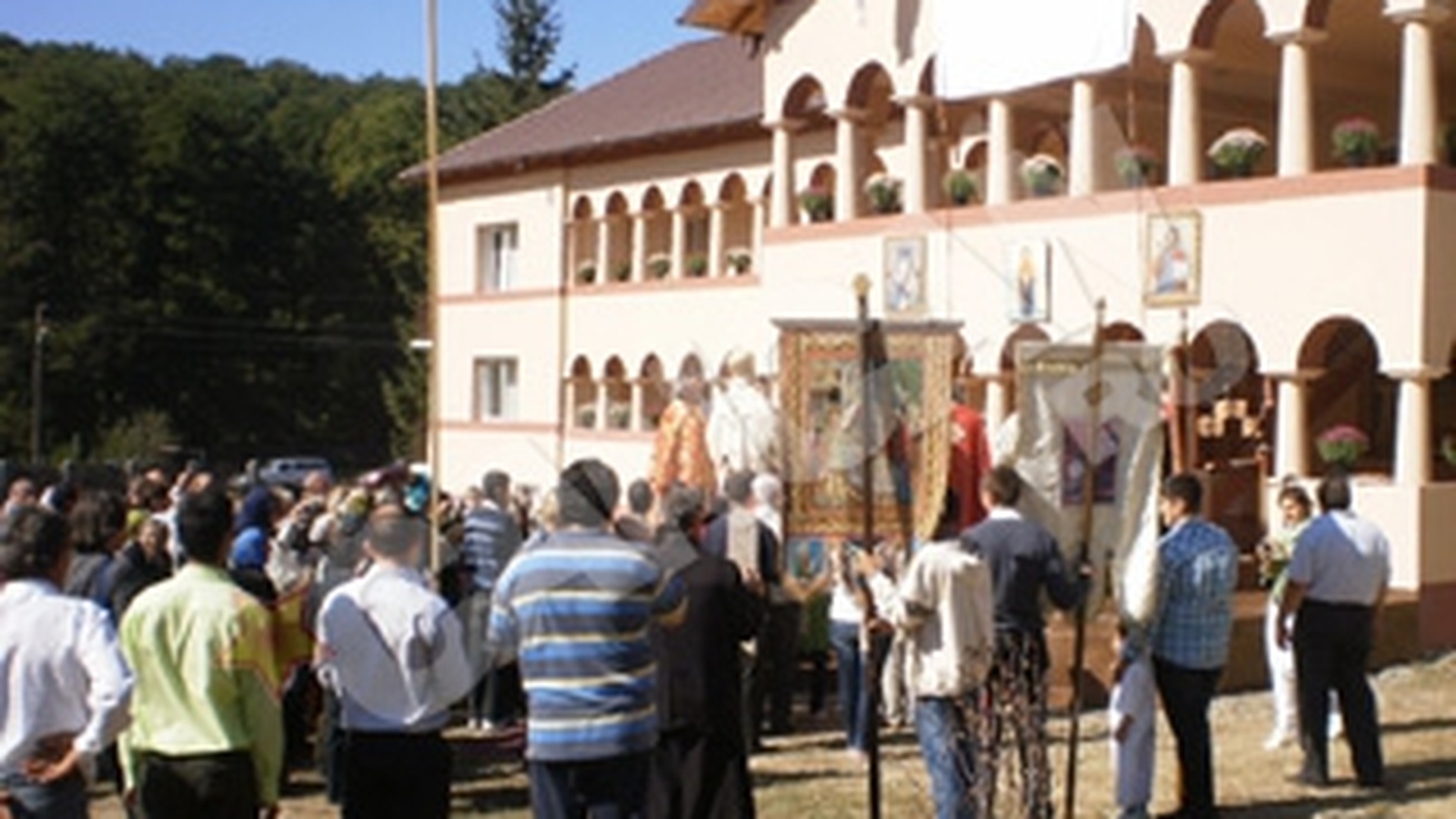 In plina criza, calugarii argeseni inaugureaza un nou hotel pentru pelerini