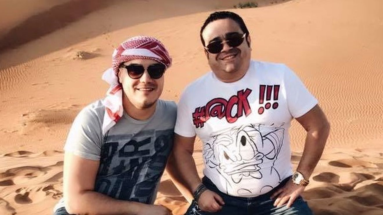 Adrian Minune, vacanţă în Dubai! Manelistul şi-a etalat ”şunculiţele” la plajă
