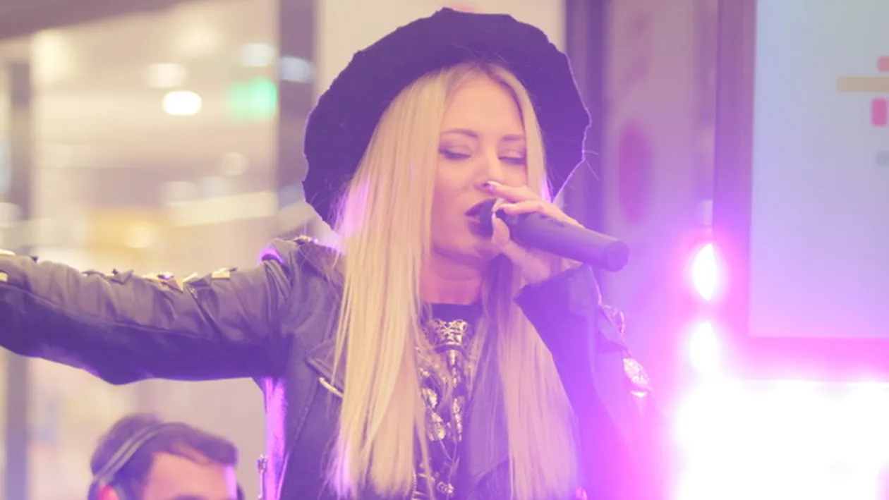 N-a tinut cont ca este la un eveniment caritabil cu copii. Asa a aparut Delia pe scena, in fata a zeci de minori