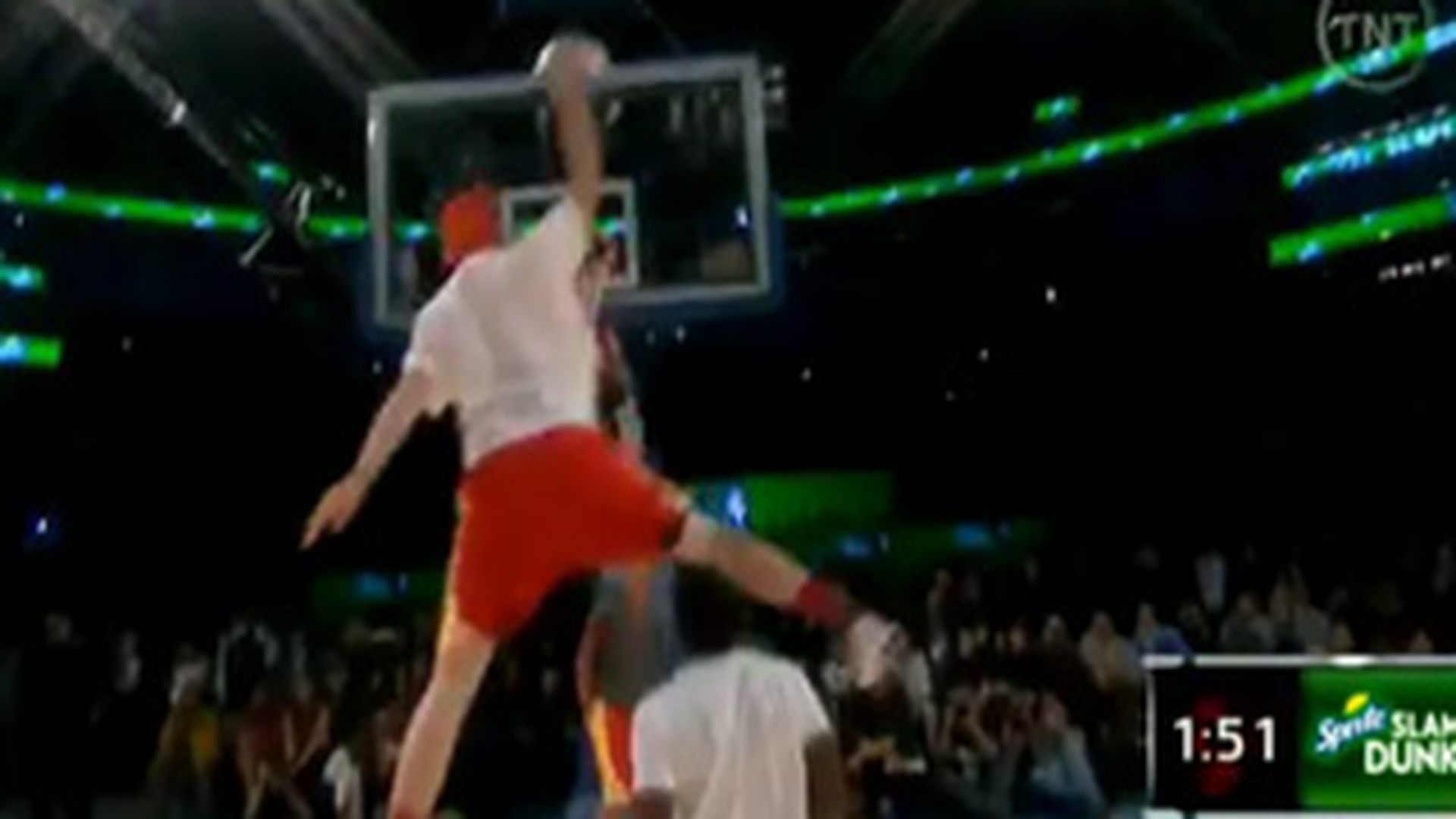 VIDEO Si albii pot sa sara! Vezi cum i-a demonstrat asta un baschetbalist lui P Diddy!