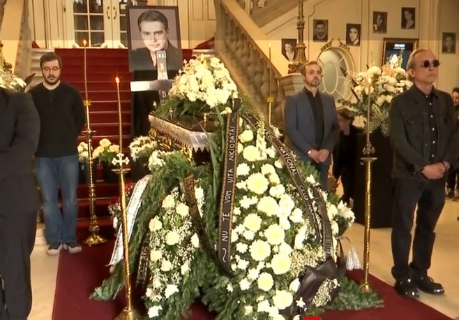 Cel mai greu moment pentru mama lui Ioan Isaiu. Sfâșiată de durere, la priveghiul actorului