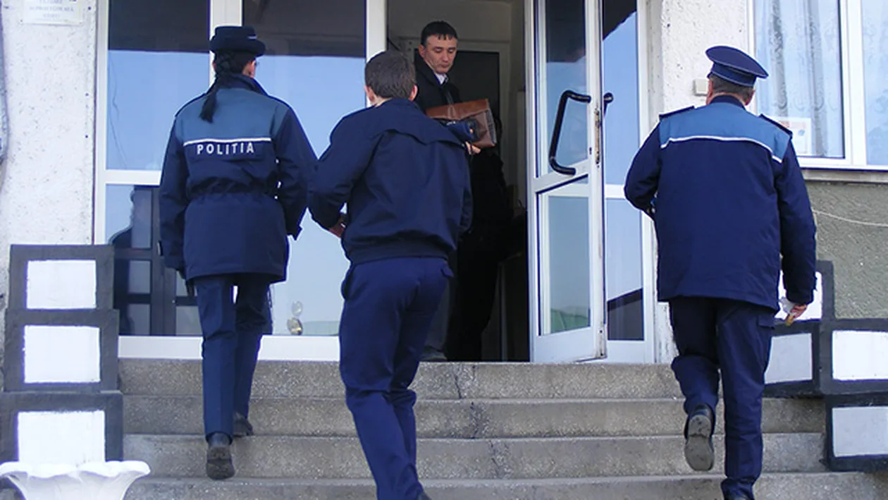 Percheziţii la Poliţia Pantelimon, 11 poliţişti fiind suspectaţi că au luat mită: Sunt implicaţi agenţi de la poliţia rutieră