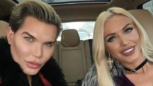 ”Păpuşa umană” KEN a pipăit-o pe LOREDANA CHIVU! Are sau nu blonda implant fesier?