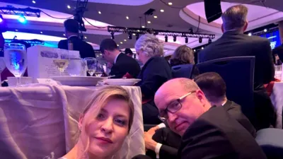 Moment controversat în sala unde a avut loc atacul armat asupra lui Trump. Ambasadoarea Ucrainei pare ca a recreat scena atacului, doar pentru a-și face un selfie. Sta pe jos, în timp ce toți ceilalți invitați stau pe scaune