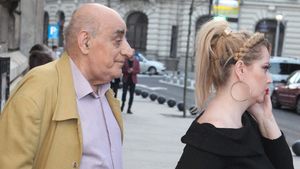 Oana Lis îl ia peste picior pe Viorel Lis când joacă la păcănele: ”Concentrare maximă”!