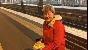 Imaginea de milioane! Ylva Johansson, ministrul Muncii din Suedia, surprinsă pe peronul gării în timp ce ia masa