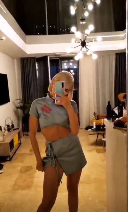 Lidia Buble a încins Instagram-ul după ce a ridicat picioarele în timp ce purta o fustă mini! Are sau nu lenjerie intimă?!