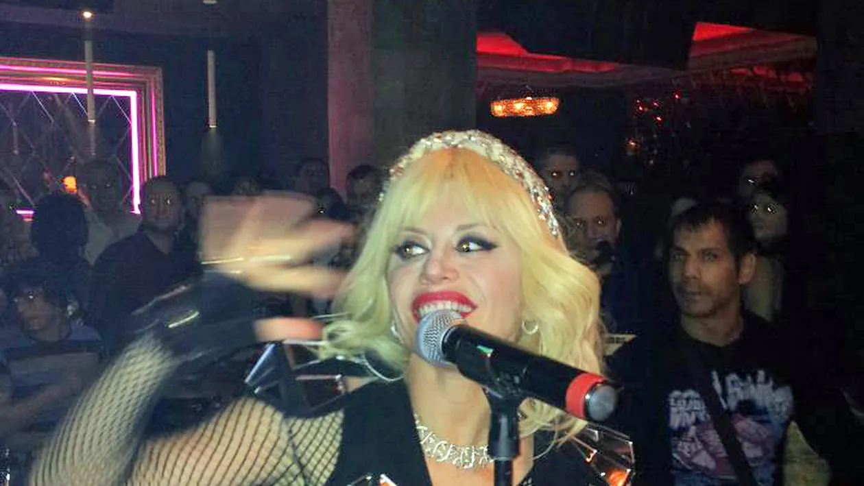 Loredana a facut show total pentru bacauani! Sanul i-a alunecat de sub corset, oferind o priveliste de zile mari!