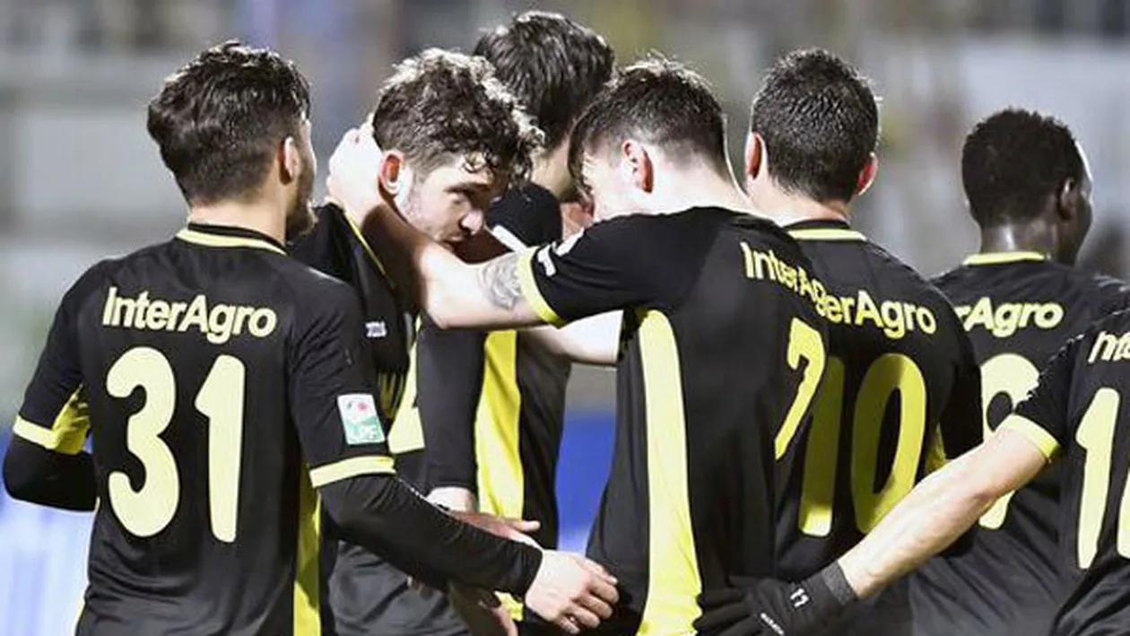 EXCLUSIV. E mega-scandal în vestiar din cauza unui fotbalist de ”naţională”. Patronul milionar a abandonat campioana Ligii I: ”Salariile sunt neplătite, iar antrenorul…”