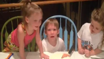 Reactia unui baietel care afla ca va mai avea o surioara! Pana si parintii au fost luati prin surprindere