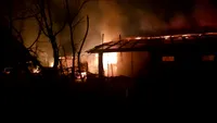 Incendiu devastator la o fermă din Giurgiu. Mama proprietarului a făcut stop cardio-respirator și a murit. Multe animale au ars de vii