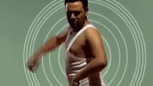 VIDEO Nu ai fi crezut niciodata ca un barbat poate face asa ceva! "Bursucul" asta da din fund mai ceva ca Beyonce - Fa-l cadou prietenilor pe Facebook