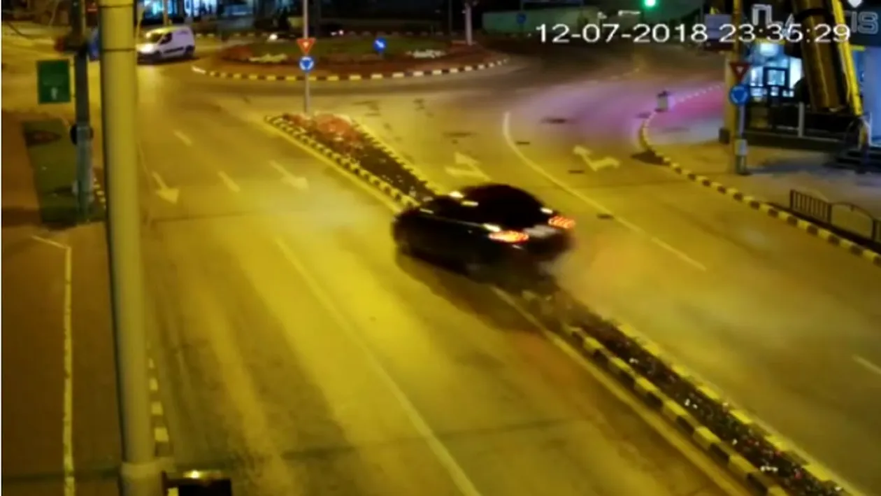 Accident spectaculos într-un sens giratoriu din Suceava! Șoferul a fugit de la fața locului