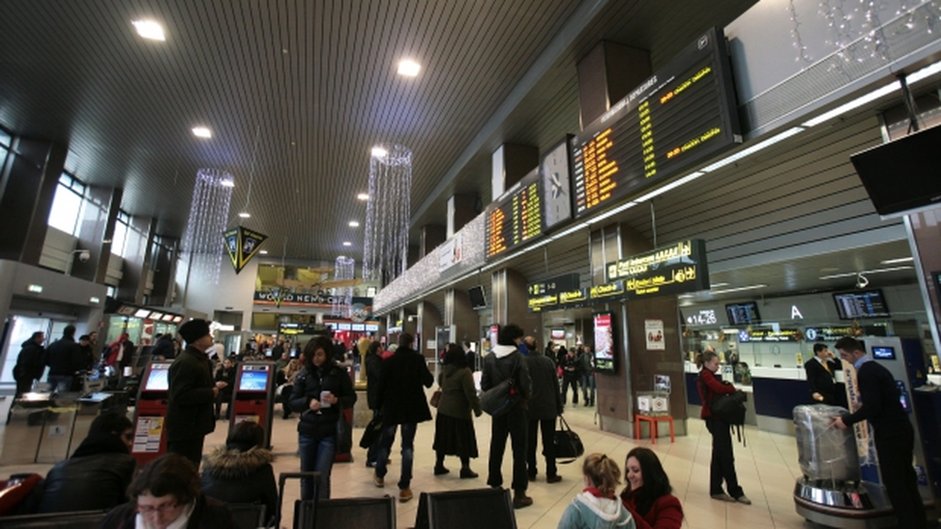 Un bărbat a fost prins la Aeroportul "Henri Coandă" cu 11 tablouri presupuse a fi de patrimoniu