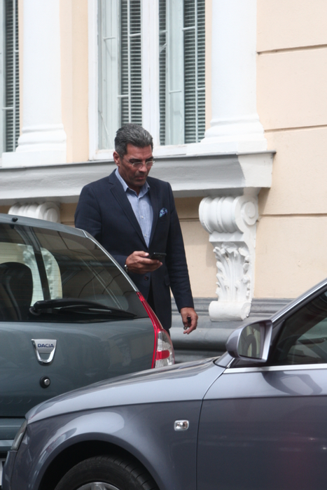 Marcel Toader îşi consultă telefonul