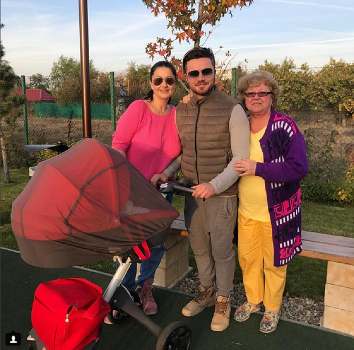 Tavi Clonda şi-a dus fetiţa la iarbă verde! Ipostaza în care a fost pozat de Gabriela Cristea i-a sensibilizat pe toţi