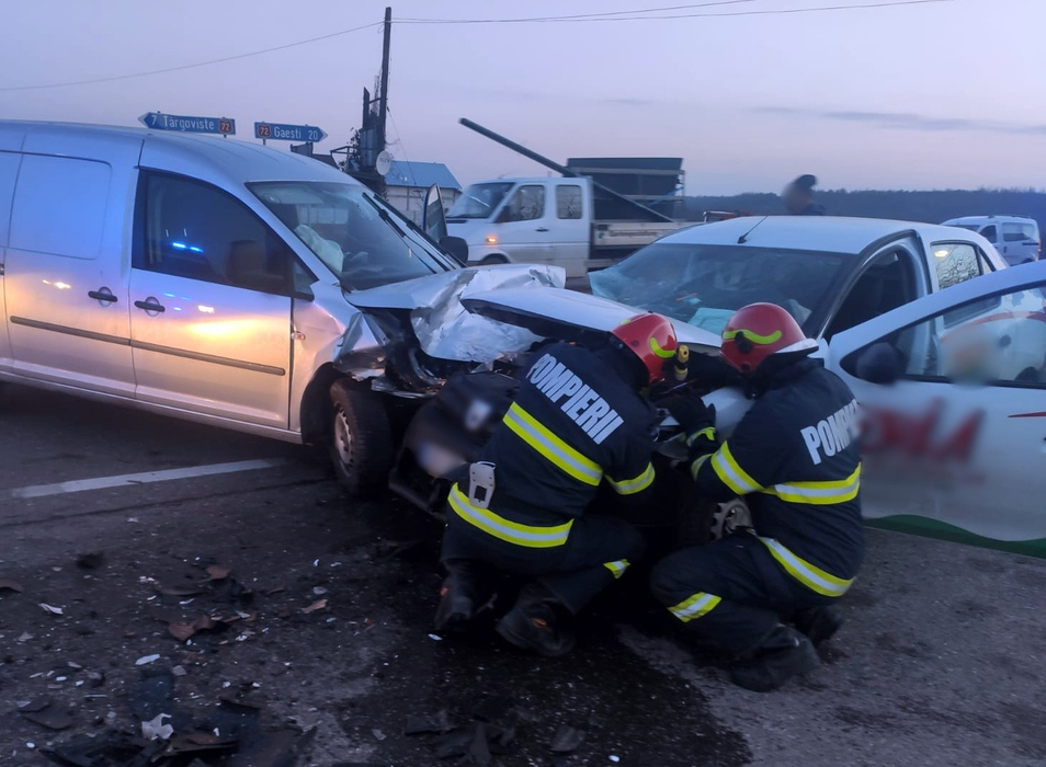 Accident grav în județul Dâmbovița! Impact puternic între trei mașini. Mai multe persoane au fost rănite