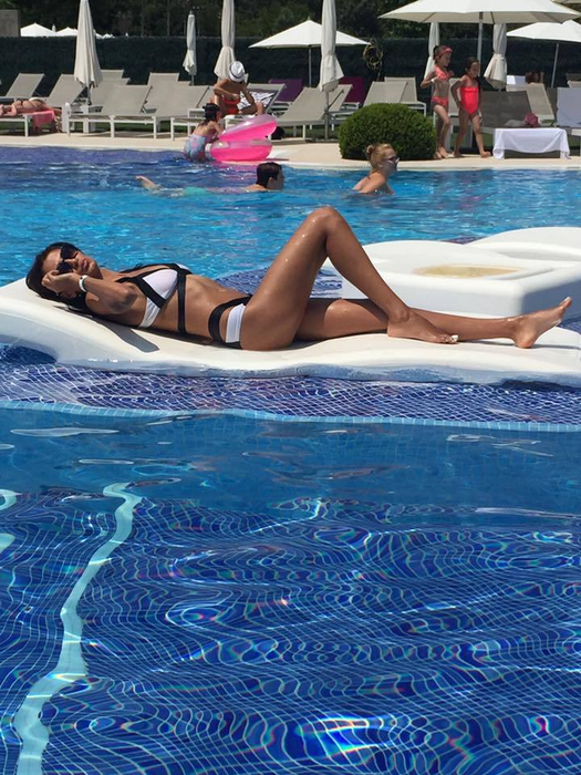 Atenţie! Imagini interzise cardiacilor! ”Bomba-sexy” a lui NICKY s-a dezbrăcat la piscină!