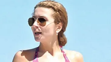 Acolo unde flotarile si aerobicul nu fac fata, intervine bisturiul! Carmen Bruma si-a pus silicoane - Vezi ce sani are acum