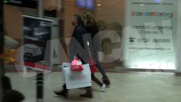 Dan Petrescu, la shopping cu gentuta roz. Uite ce l-au pus fetele lui sa faca la mall!