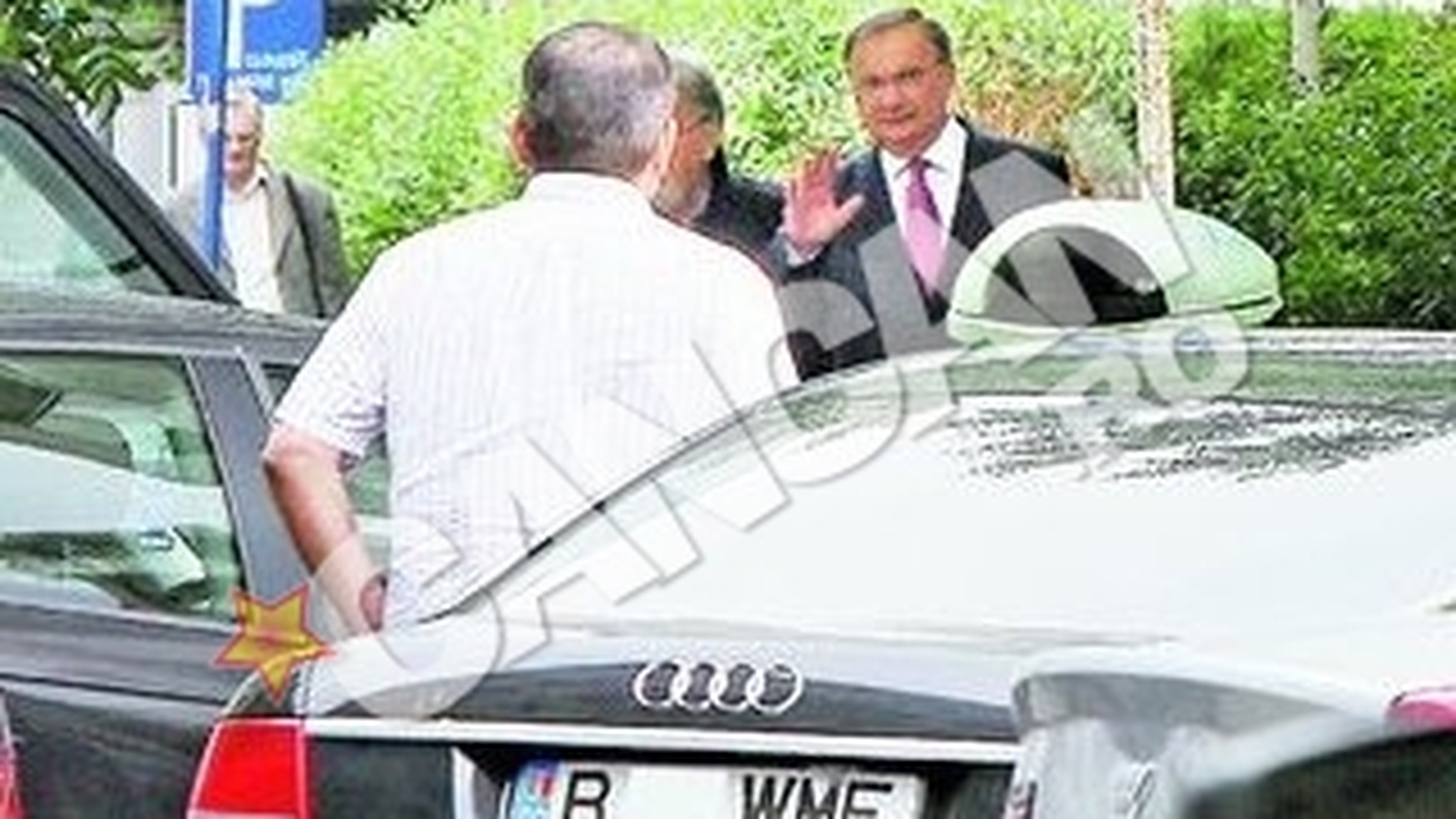 L-a luat tare din parcare! Ministrul "copy-paste" isi tine soferul in joc de glezne