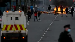Trei familii de români, în violențele dezlănțuite în Belfast. Reacția MAE