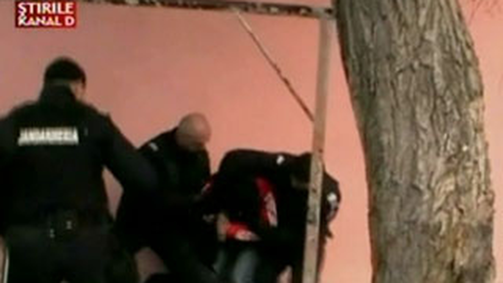 VIDEO INCREDIBIL! Un constantean a incercat sa isi omoare copilul pentru a convinge executorul judecatoresc sa nu ii ia casa!