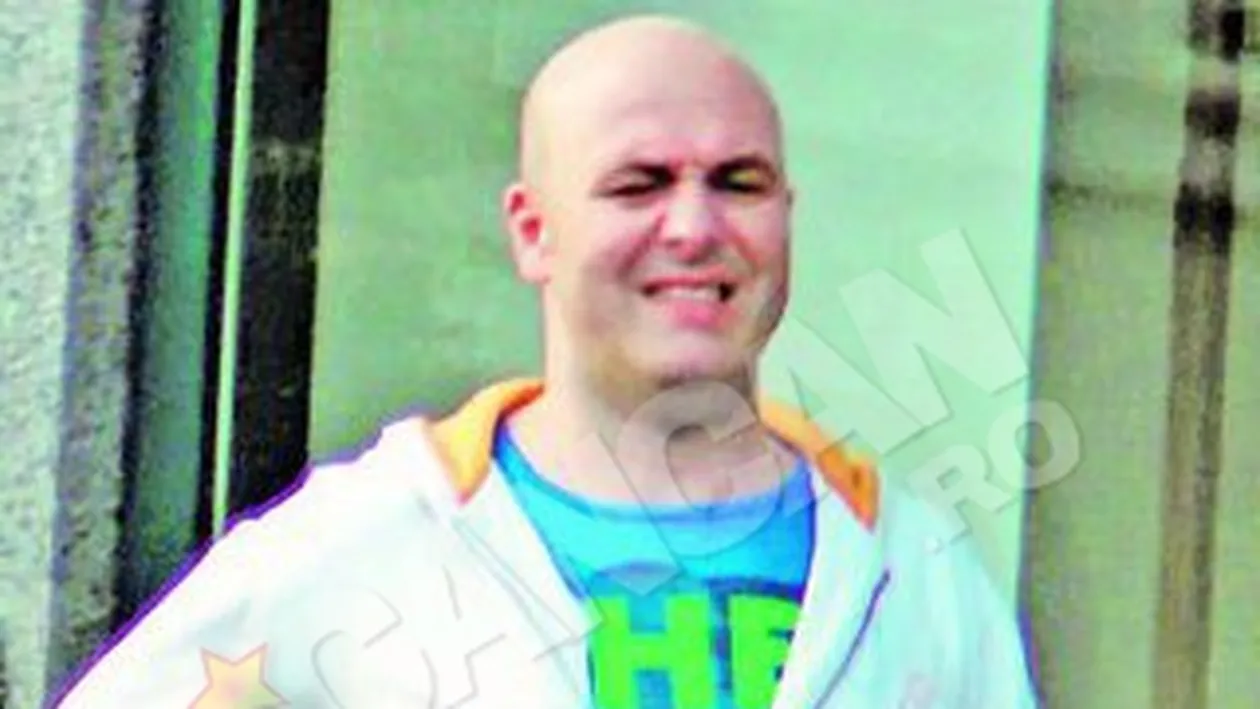 Bossul de la Cat Music, momente de groaza in fata unui hotel de lux! Taticul artistilor , la un pas sa cada in strada