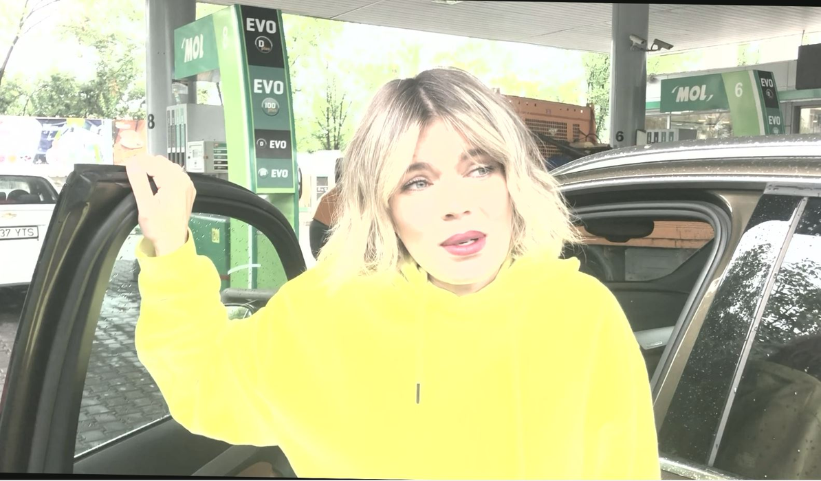 Gina Pistol a oprit în benzinărie, după ce a fost în vizită la spital la pisoiul ei