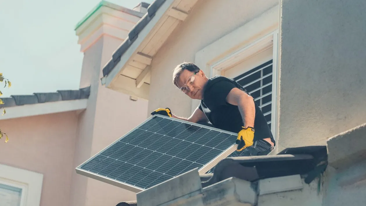 Cât costă să instalezi panouri fotovoltaice acasă. Cât economisești dacă le folosești