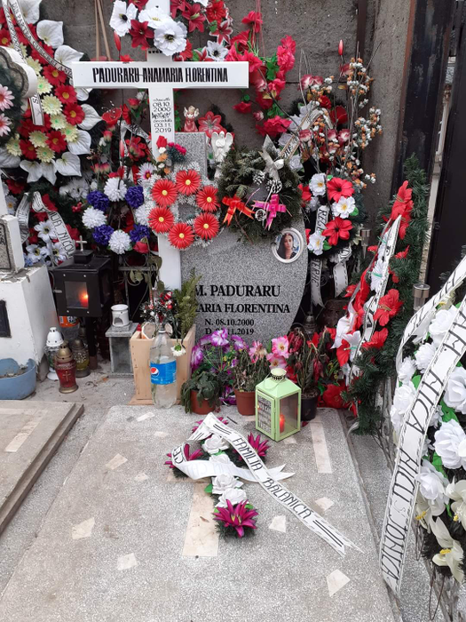 Anei Maria îi plăceau mult florile, iar părinții ei au grijă ca acestea să nu îi lipsească de pe mormânt