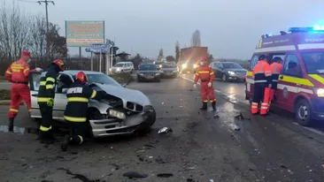 Accident grav în județul Dâmbovița! Impact puternic între trei mașini. Mai multe persoane au fost rănite