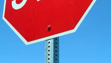 Si-a varsat frustrarea cu noua focuri de arma! Un barbat a tras intr-un indicator rutier!