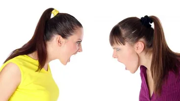 Bătaie cruntă în Suceava! O elevă şi-a băgat colega în spital după ce a dat-o cu capul de bancă!