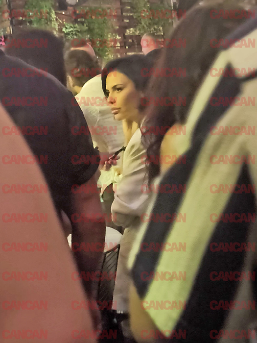 Andreea Popescu discută destul de agitată cu o prietenă