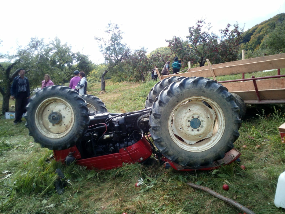 Bărbatul a fost strivit sub propriul tractor