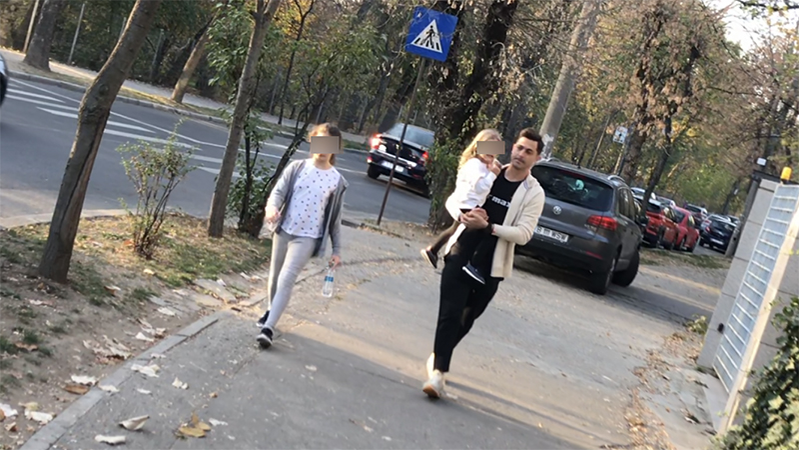 Mirel Rădoi și fetițele sale, după plimbarea prin parc