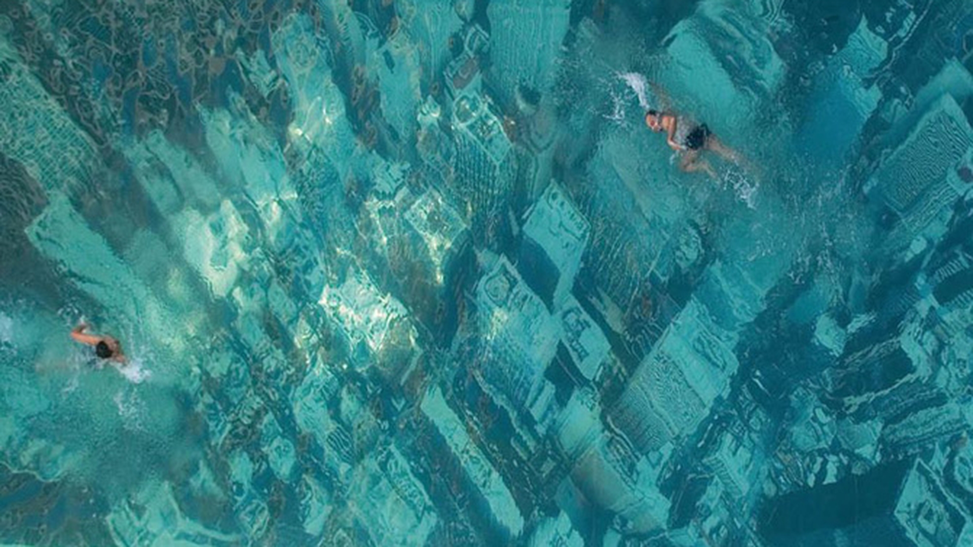Ai visat mereu sa inoti deasupra New York-ului? Acum ai ocazia sa o faci in Mumbai, India! Vezi cum arata cea mai tare piscina facuta vreodata