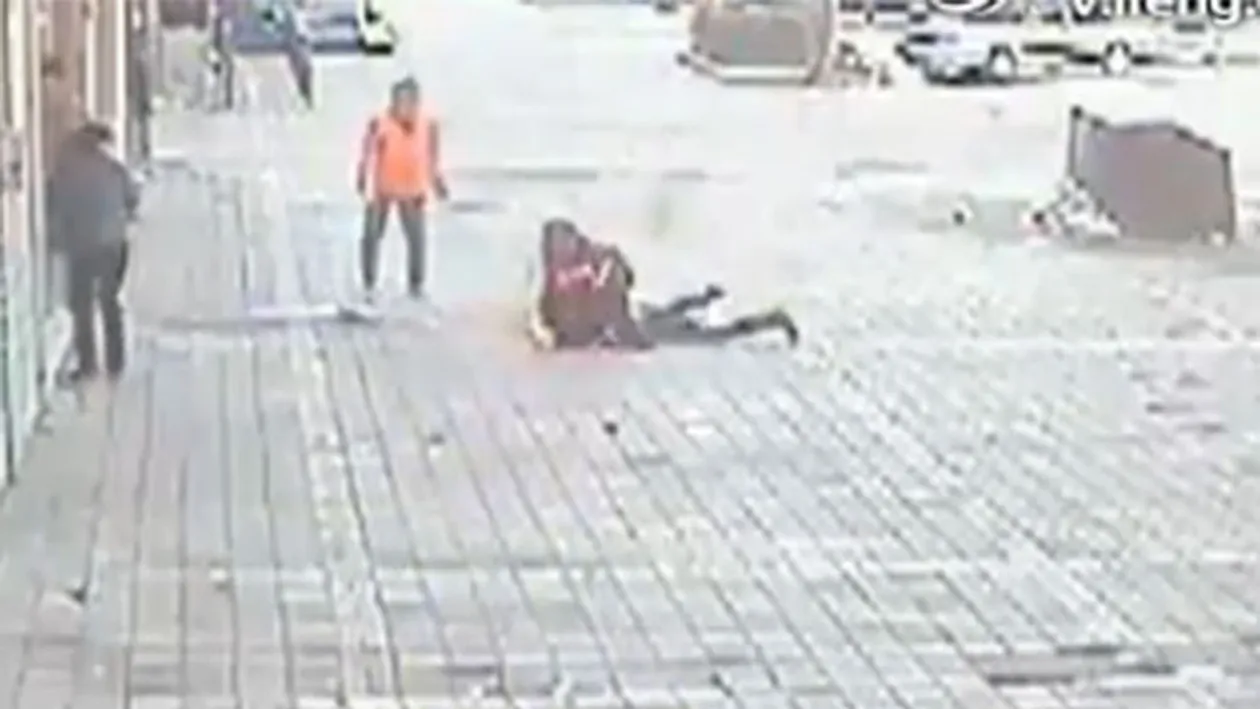 Incredibil dar adevarat! I-a dat foc sotiei in plina strada!