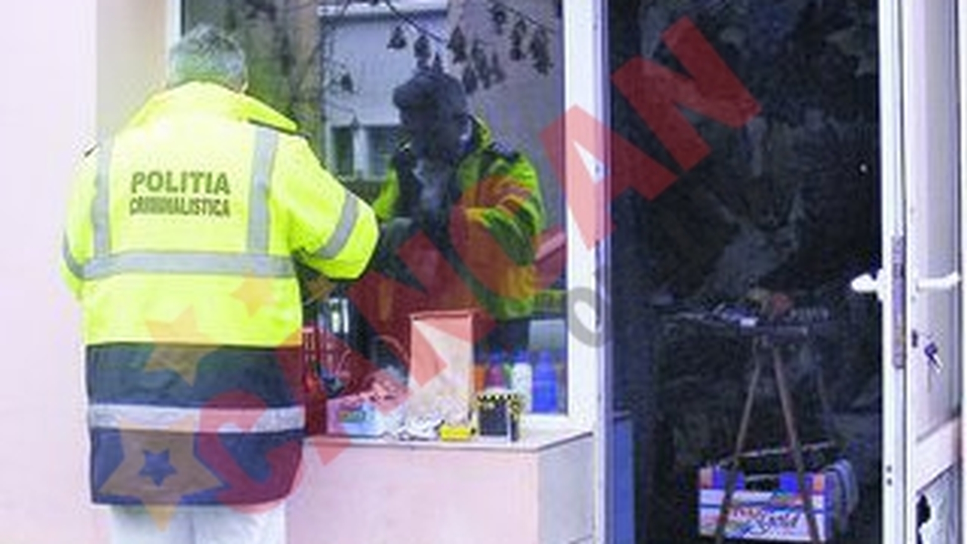 Si-a infipt cutitul de doua ori in inima