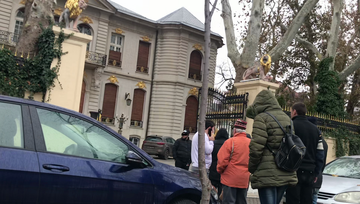Ionuț Luțu, cancelarul lui Gigi Becali, și-a deschis ”punct de lucru” la poarta Palatului din Aleea Alexandru!