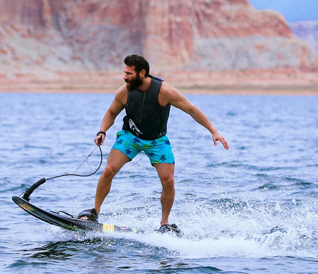 Dan Bilzerian a mărturisit că a făcut două atacuri de cord când avea 25 de ani