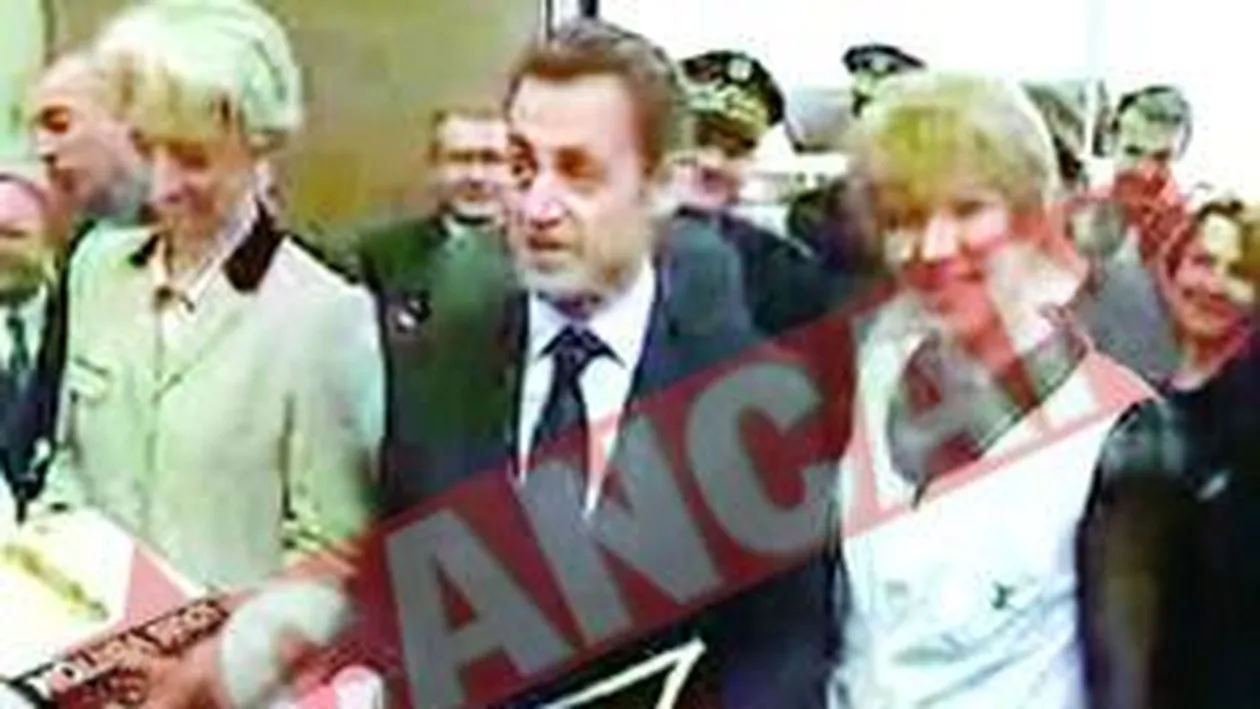 Sarkozy a plecat cu geanta Vuitton