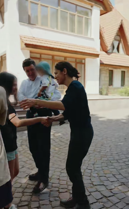 Nicușor Dan și familia lui s-au plimbat în natură/ Sursa foto: TikTok