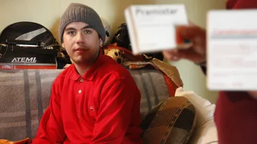 Zeci de oameni au sarit in ajutorul baiatului cu creierul ars de etnobotanice!