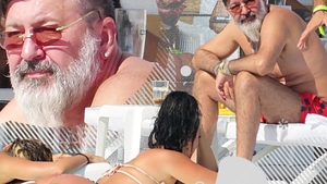 Excentricul domn Dan (54 de ani) a făcut furori la Mamaia cu noul look: cercel în ureche + barbă de hipster